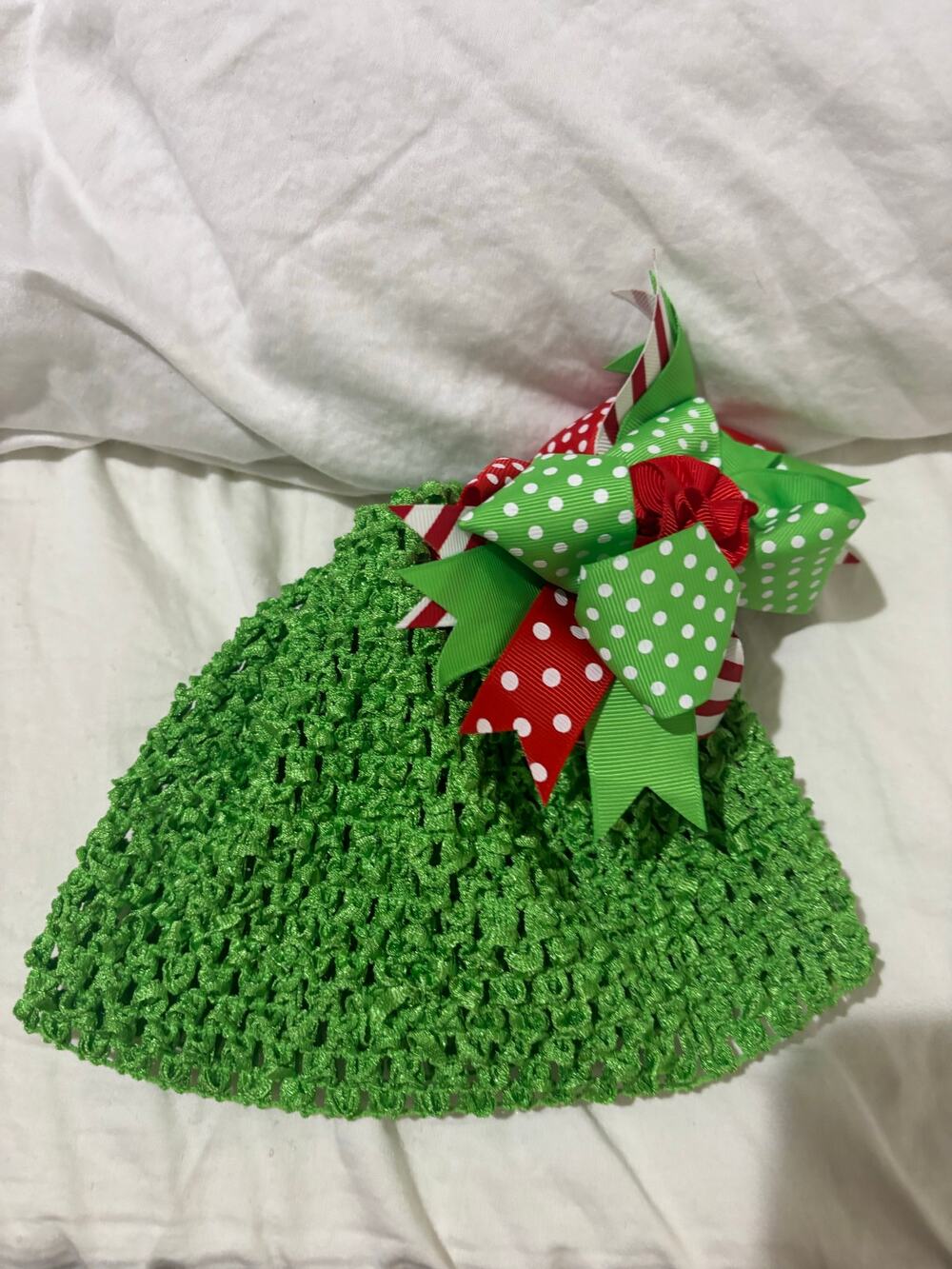 Green woven knitted baby hat with oversized extra large offset bow euc